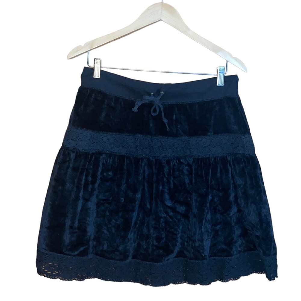 •BCBG MAXAZRIA• BLACK VELOUR/VELEVT CROCHET DETAIL SKIRT SIZE LARGE